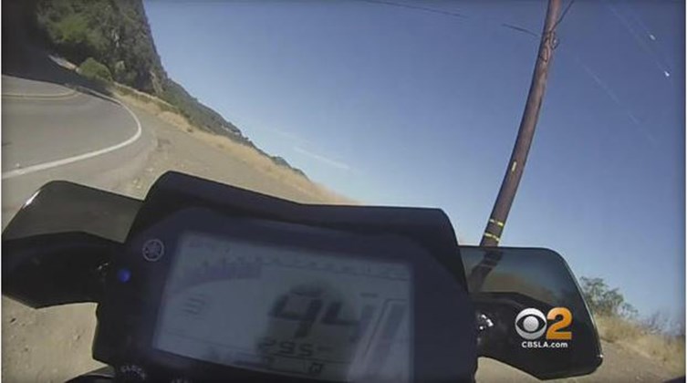 Μοτοσικλετιστής κατέγραψε τη “βουτιά” του σε γκρεμό 76 μέτρων – ΒΙΝΤΕΟ