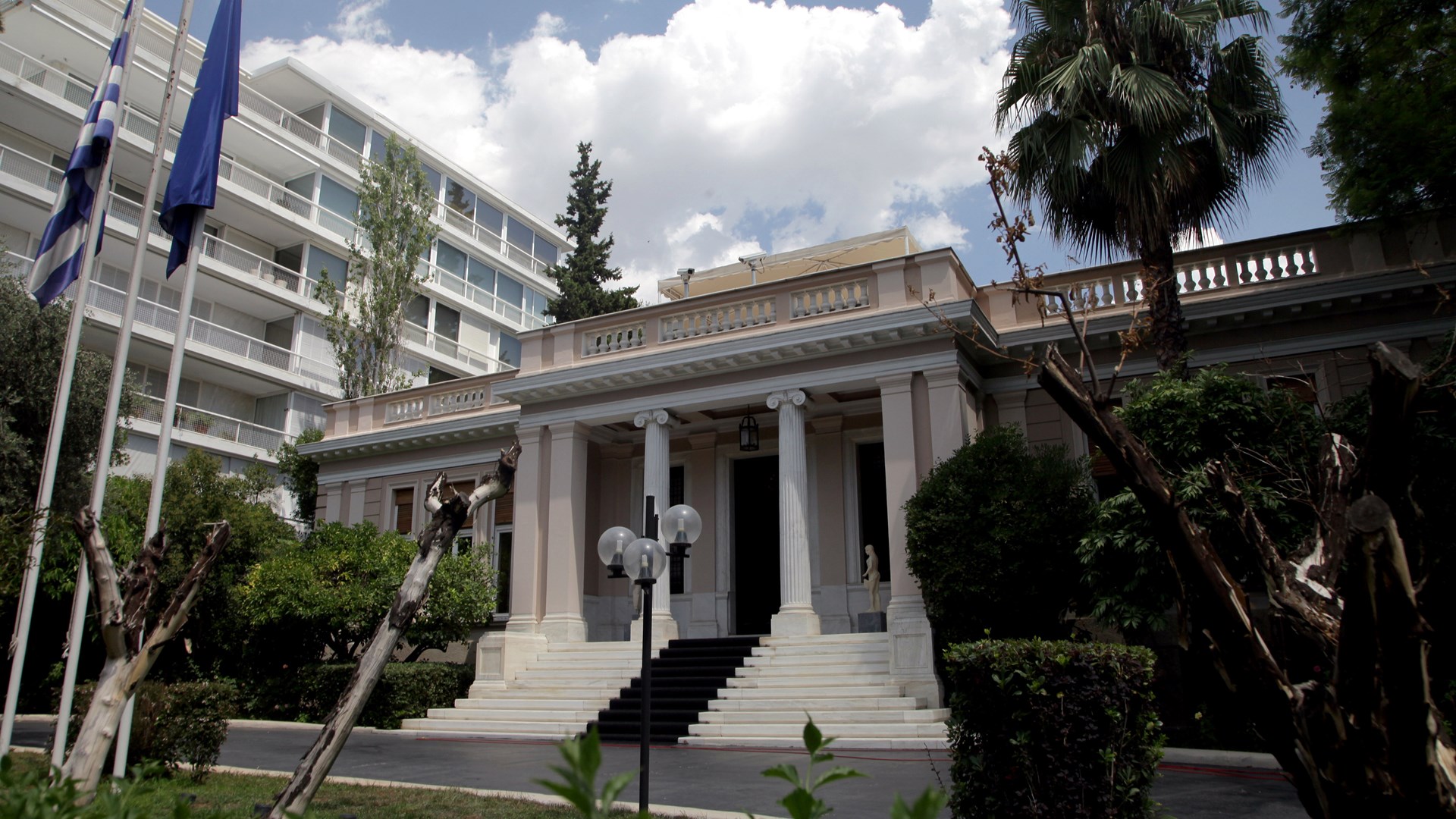 Κυβερνητικές πηγές διαψεύδουν τα περί μετακίνησης του Ευκλείδη Τσακαλώτου από το υπουργείο Οικονομικών