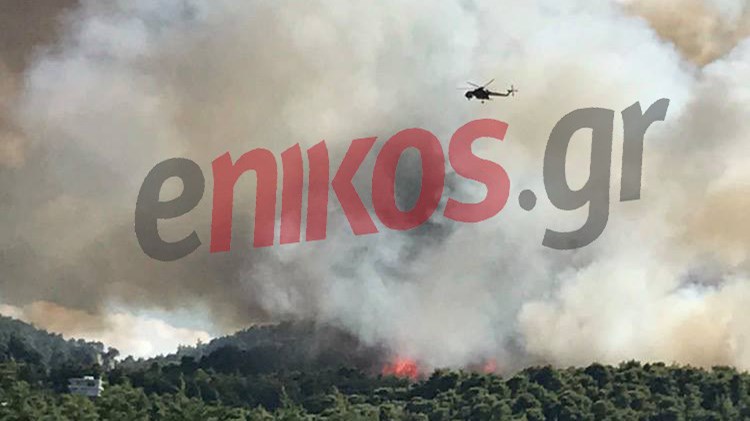 Σε εξέλιξη μεγάλη φωτιά στον Κάλαμο – Σπίτια παραδόθηκαν στις φλόγες