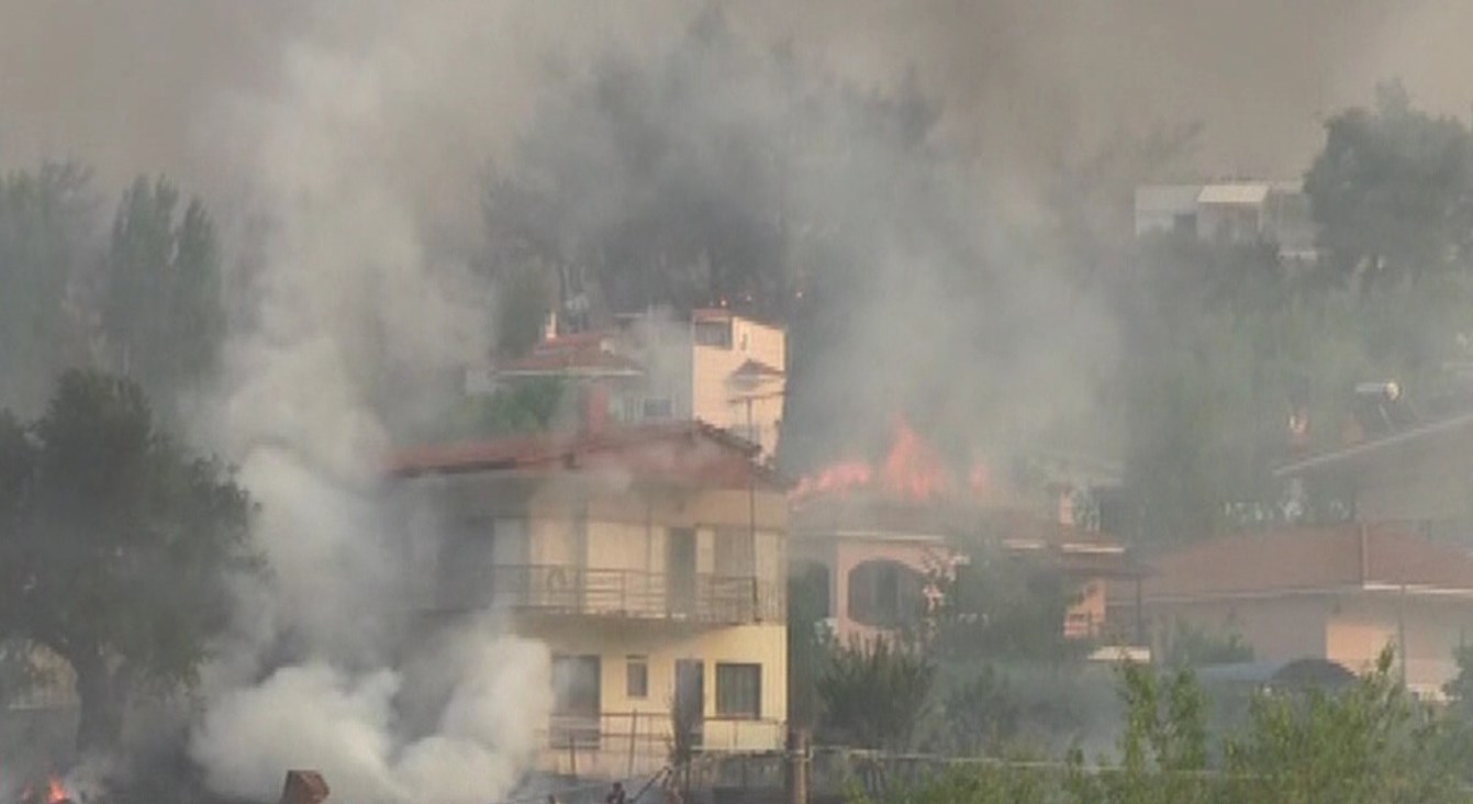 Σπίτια παραδόθηκαν στις φλόγες στον Κάλαμο – Συγκλονιστικές ΦΩΤΟ