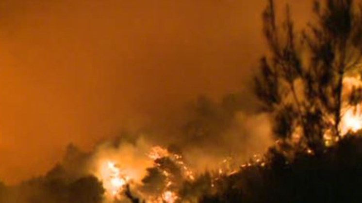 Ενισχύθηκαν οι δυνάμεις στη μάχη με τη φωτιά στον Κάλαμο – ΤΩΡΑ