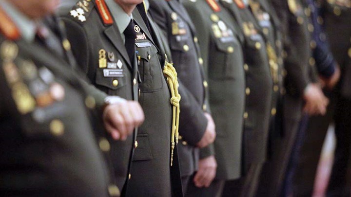 Διπλό ψαλίδι για τις συντάξεις 120.000 απόστρατων