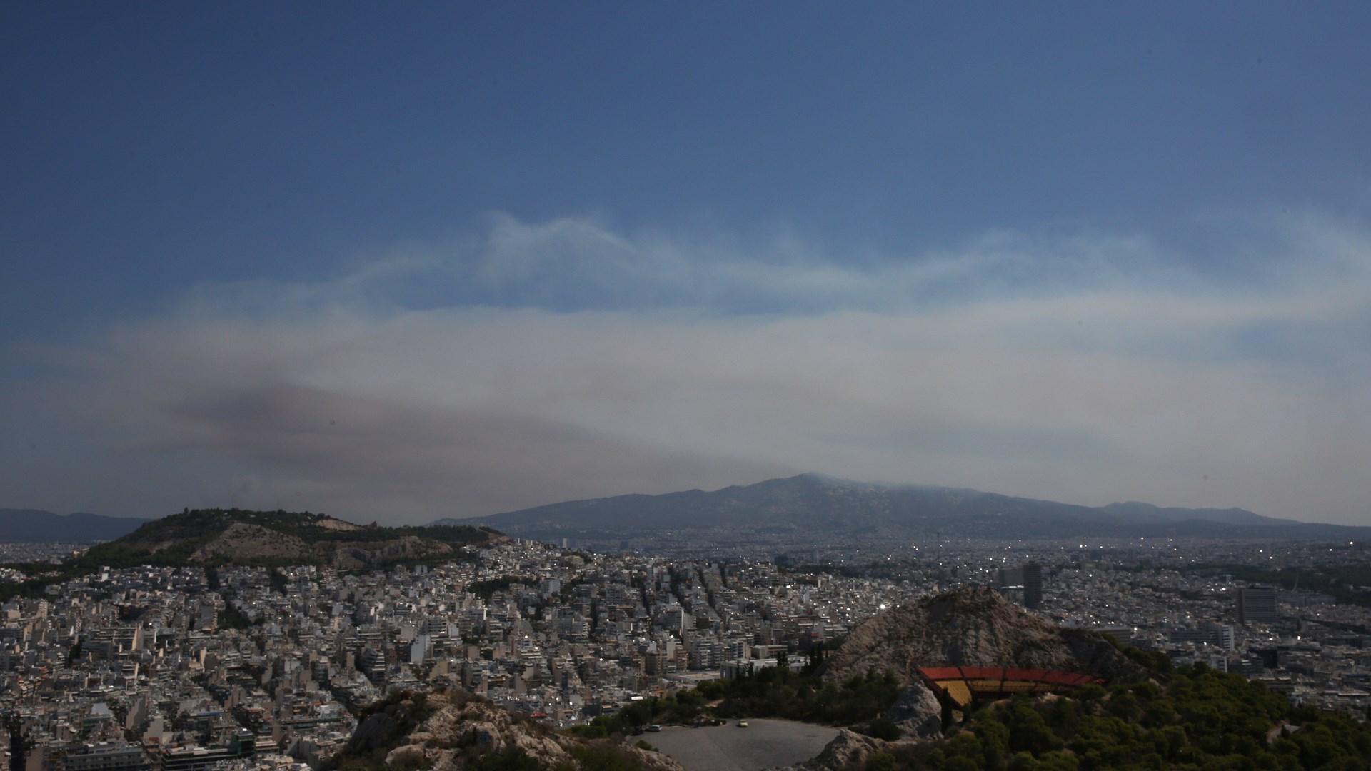 Πυκνός καπνός πάνω από τον Αττικό ουρανό – ΦΩΤΟ