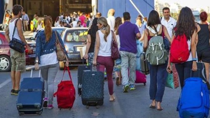 Αναχωρούν και οι τελευταίοι εκδρομείς από τα λιμάνια της Αττικής