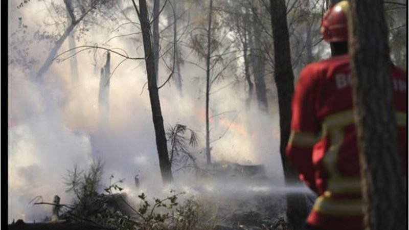 Στις φλόγες και η Πορτογαλία – Βοήθεια από την Ισπανία για να αντιμετωπίσει τα πύρινα μέτωπα