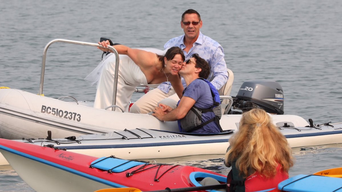 Ο Τριντό κάνει photobombing σε νιόπαντρο ζευγάρι – ΦΩΤΟ