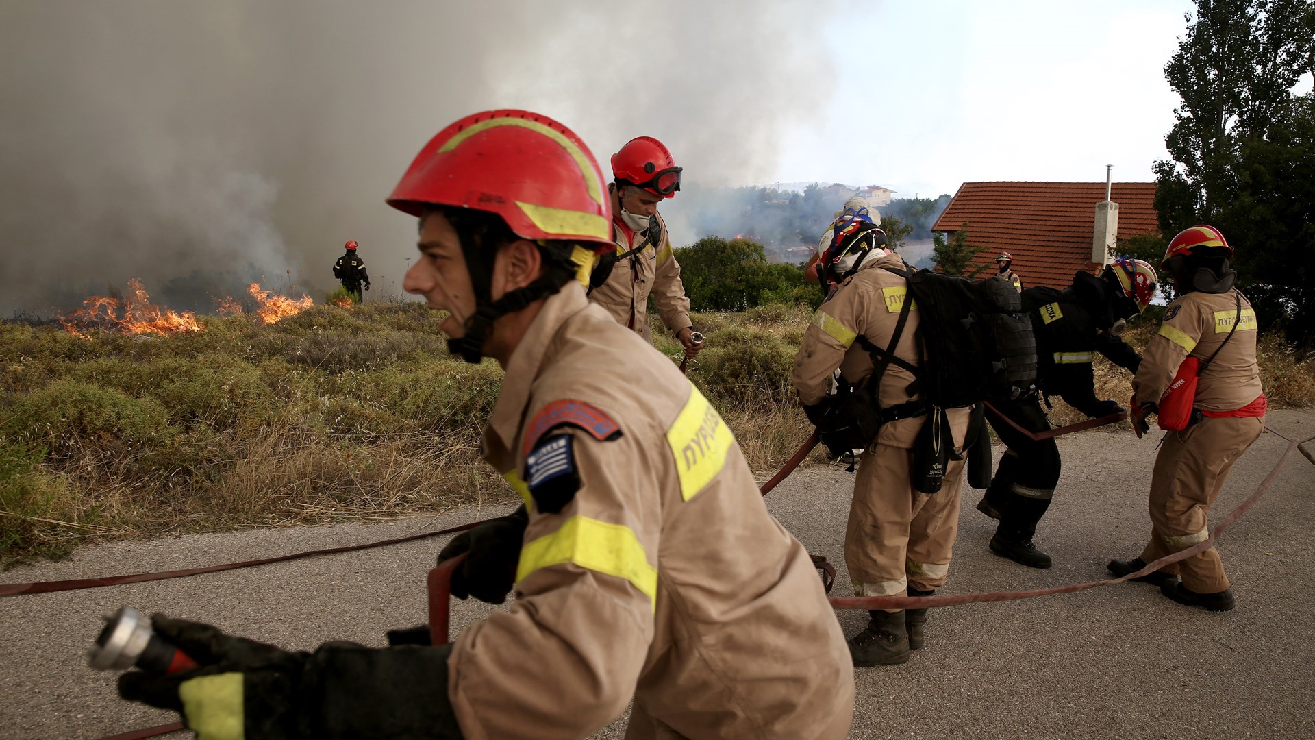 Νεότερη ενημέρωση της Πυροσβεστικής για τη φωτιά στον Κάλαμο
