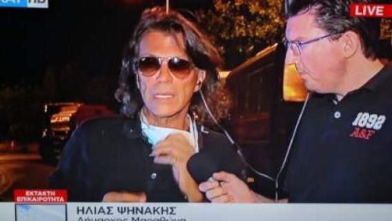 Ο Ηλίας Ψινάκης μοίρασε νερό και σάντουιτς στους πυροσβέστες