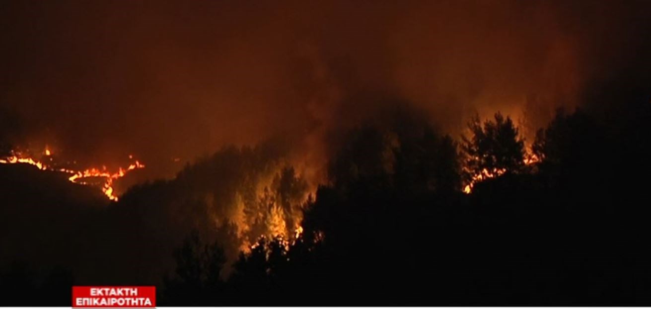 Δραματική νύχτα σε Καπανδρίτι και Κάλαμο – Συνεχείς αναζωπυρώσεις – Μοναδική ελπίδα τα εναέρια μέσα – ΤΩΡΑ