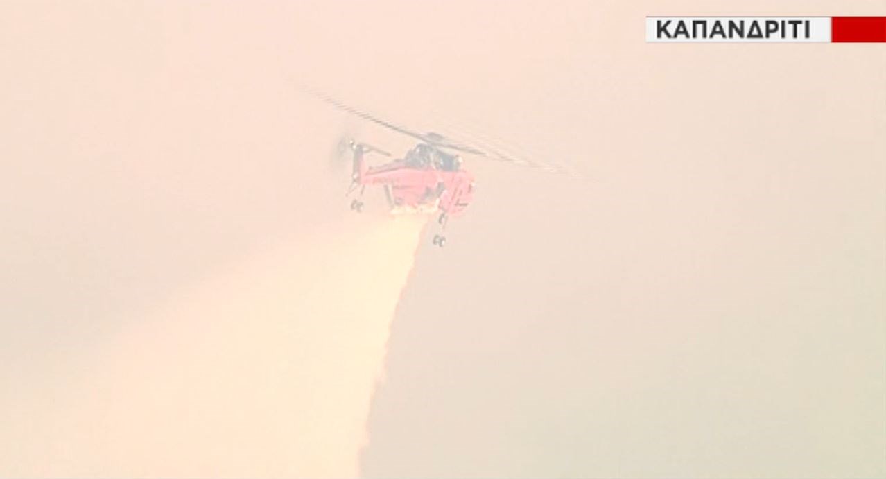 Άρχισαν ξανά οι ρίψεις νερού από τα εναέρια μέσα στα πύρινα μέτωπα