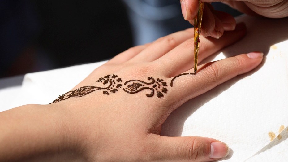 Ένα τατουάζ από χένα την οδήγησε στο νοσοκομείο – ΦΩΤΟ