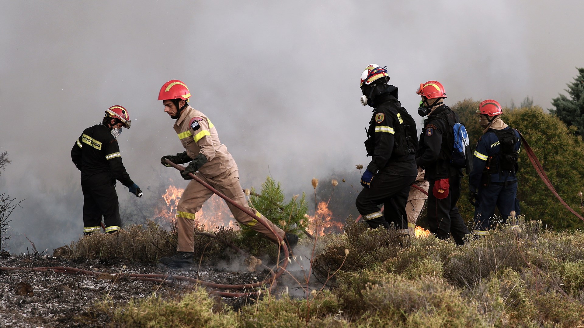 Μαίνεται η φωτιά στο Καπανδρίτι – Συνεχείς αναζωπυρώσεις – ΒΙΝΤΕΟ