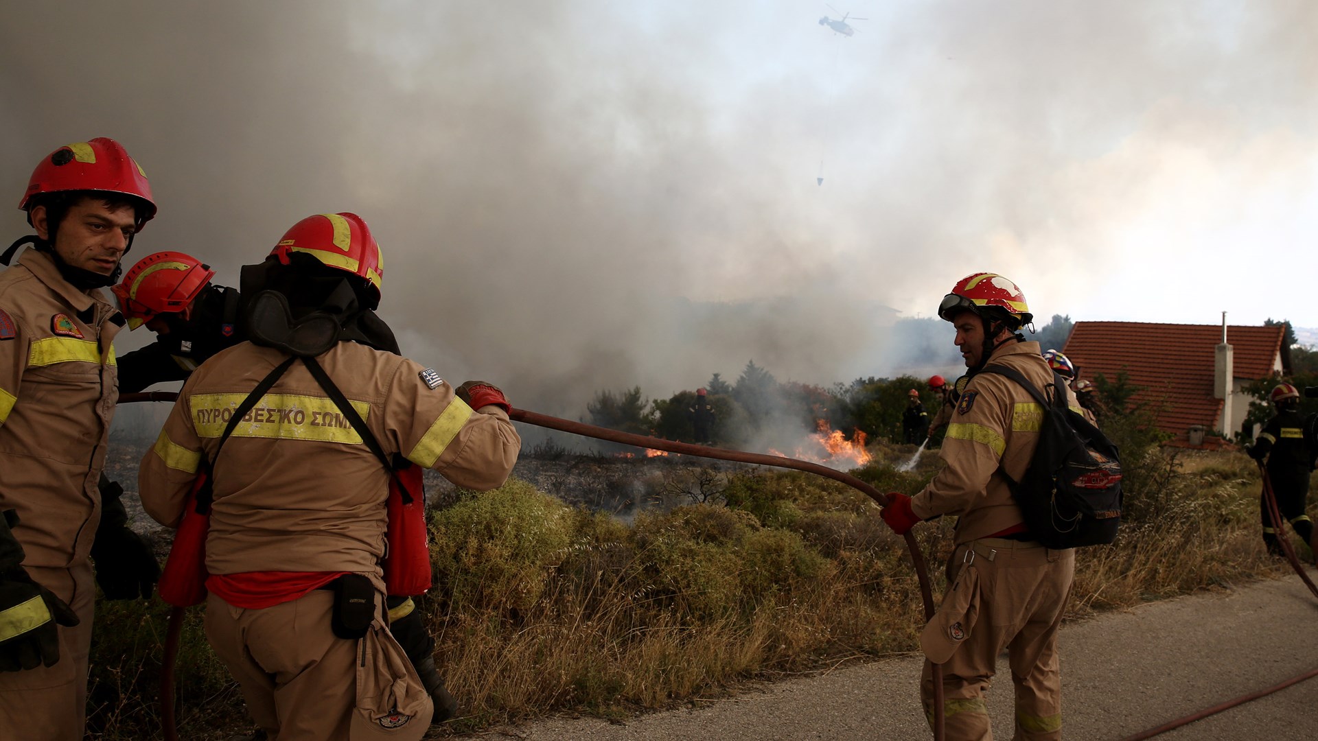 Οι αγωνιώδεις προσπάθειες των πυροσβεστών στα πύρινα μέτωπα – ΒΙΝΤΕΟ