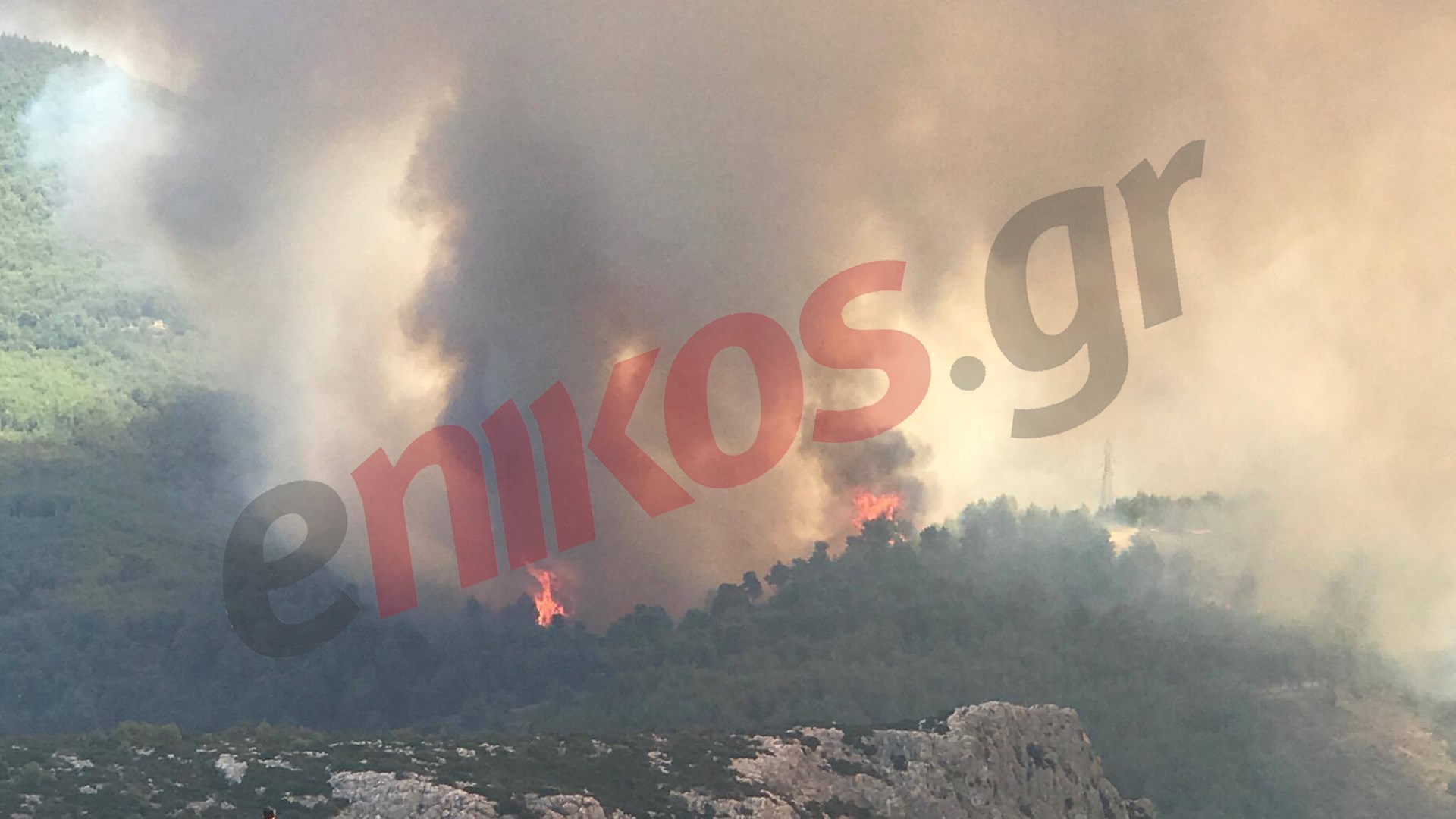 Απειλεί σπίτια στο Καπανδρίτι η φωτιά – Συγκλονιστικές ΦΩΤΟ αναγνώστη