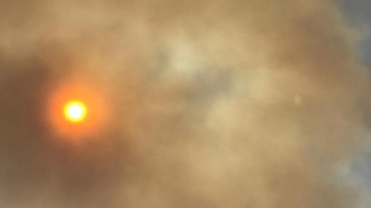 Συγκλονιστική ΦΩΤΟ από την Ηλεία: Κρύφτηκε ο ήλιος από τους πυκνούς καπνούς της πυρκαγιάς