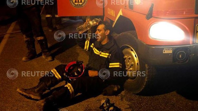 Η ξεκούραση του πραγματικού ήρωα των πυρκαγιών στην Ανατολική Αττική – ΦΩΤΟ