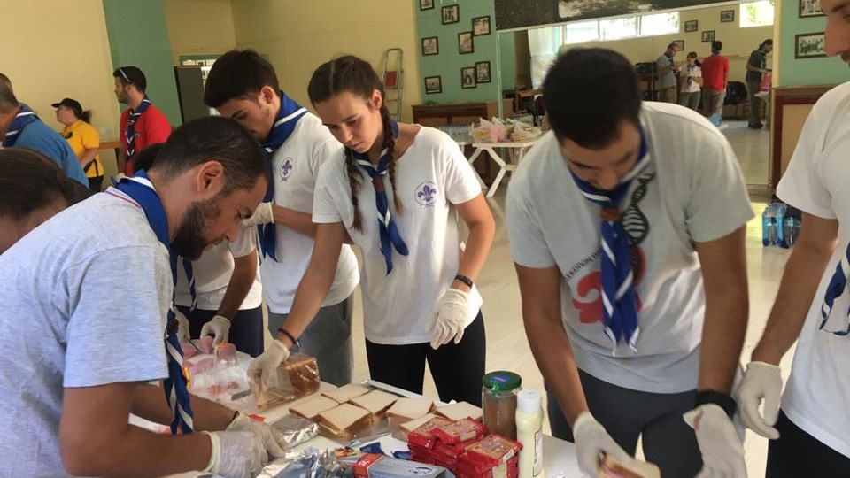 Συγκλονίζουν οι πρόσκοποι από τον Παπάγου: Φτιάχνουν σάντουιτς για τους πυροσβέστες – ΦΩΤΟ