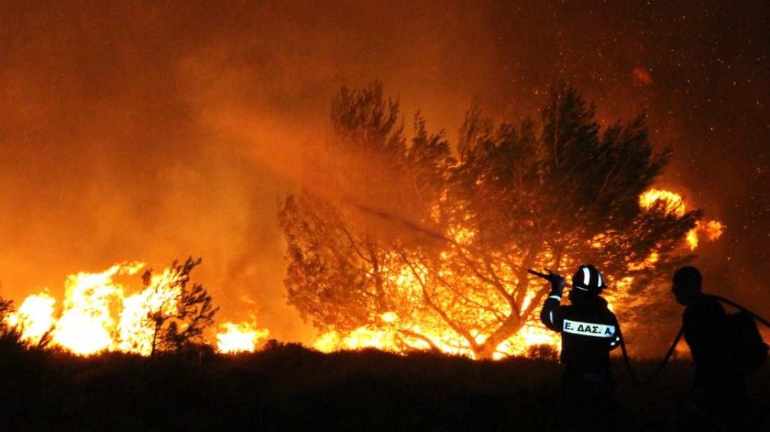 Αμαλιάδα: Μάχη να κρατηθεί η φωτιά μακριά από κατοικημένες περιοχές σε Κρυονέρι και Περιστέρι