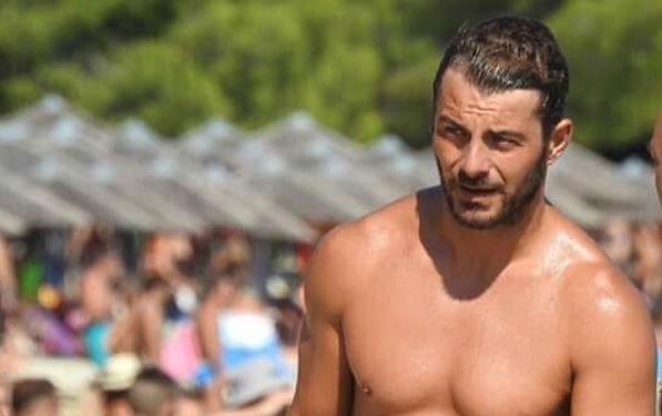 Ο Ντάνος με γνωστή παρουσιάστρια σε παραλία της Σκιάθου – ΒΙΝΤΕΟ