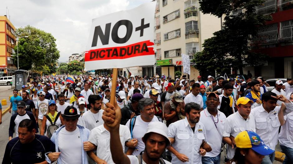 Ο Μαδούρο τα μαζεύει μετά τη διεθνή κατακραυγή:  Δεν θα δικάζονται από στρατοδικεία οι διαδηλωτές
