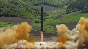 Η Βόρεια Κορέα αναβάλλει το σχέδιο εκτόξευσης πυραύλων στη νήσο Γκουάμ