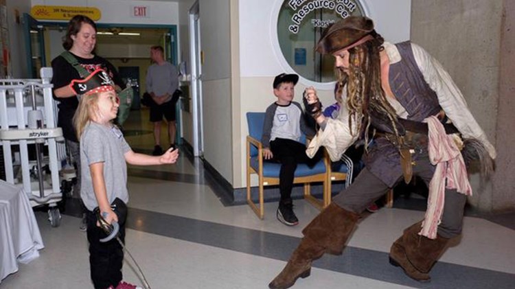 Ο Τζόνι Ντεπ “ντύθηκε” Τζακ Σπάροου και επισκέφθηκε παιδιά σε νοσοκομείο – ΦΩΤΟ – ΒΙΝΤΕΟ