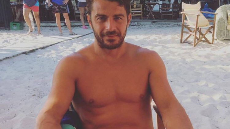 Ο Ντάνος με γνωστή παρουσιάστρια σε παραλία της Σκιάθου – ΒΙΝΤΕΟ