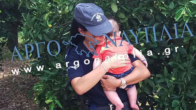 Η αστυνομικός πήρε αγκαλιά το βρέφος και το ηρέμησε μετά το σφοδρό τροχαίο – ΦΩΤΟ – ΒΙΝΤΕΟ