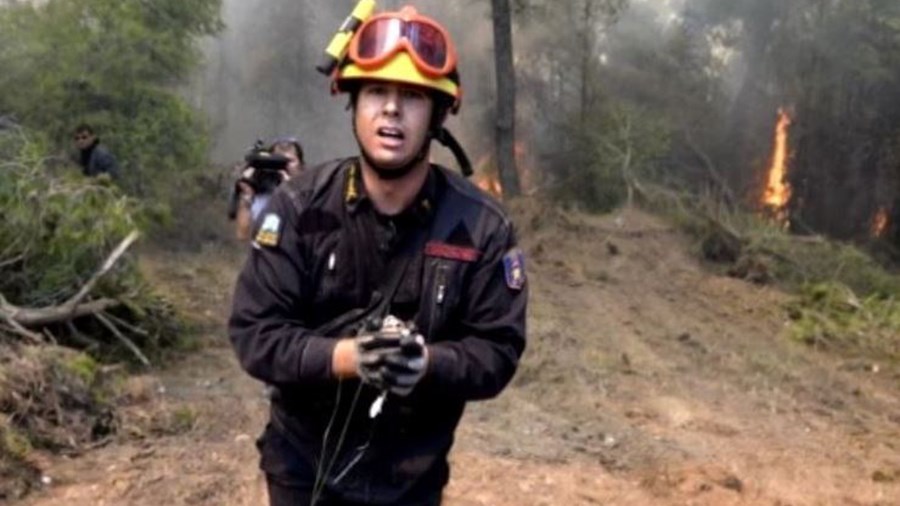 Υπόκλιση στους ήρωες που δίνουν μάχη με τις φλόγες – Συγκλονιστικό ΒΙΝΤΕΟ