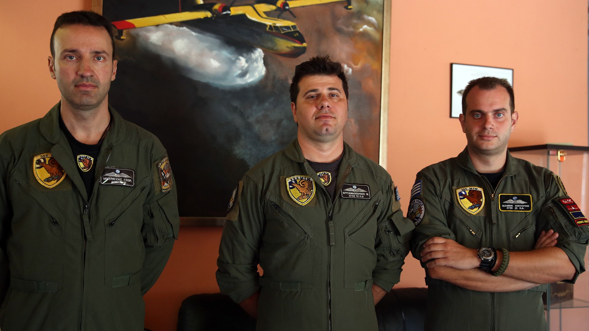 Πιλότοι των Καναντέρ: Δεν ξέρουμε αν θα γυρίσουμε πίσω, αλλά και σκεφτόμαστε μόνο τη δουλειά μας – ΦΩΤΟ