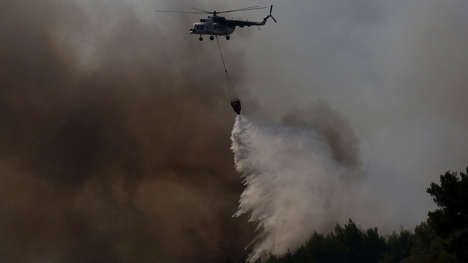 Ελιγμός που κόβει την ανάσα από τον πιλότο του ελικοπτέρου στη μάχη της πυρόσβεσης – ΒΙΝΤΕΟ
