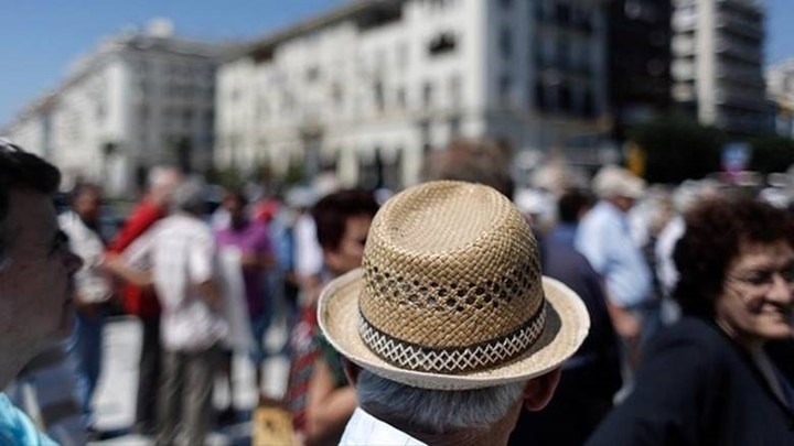 Το “δράμα” των Ελλήνων συνταξιούχων: Ψαλίδι έως 55% στις συντάξεις από το 2010