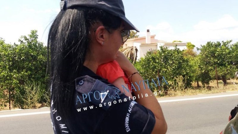 Συγκινεί η αστυνομικός που ηρέμησε το βρέφος μετά το τροχαίο – ΒΙΝΤΕΟ