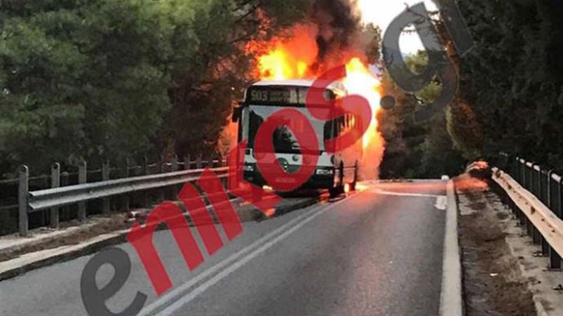 Το λεωφορείο που τυλίχθηκε στις φλόγες στη Βαρυμπόμπη – ΒΙΝΤΕΟ και ΦΩΤΟ αναγνώστη