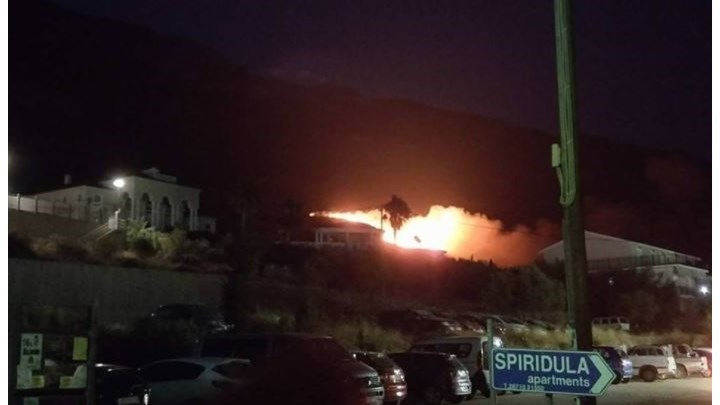 Εφιαλτική νύχτα στην Κεφαλονιά – Εκκενώνονται οικισμοί καθώς πλησιάζει η φωτιά – ΦΩΤΟ