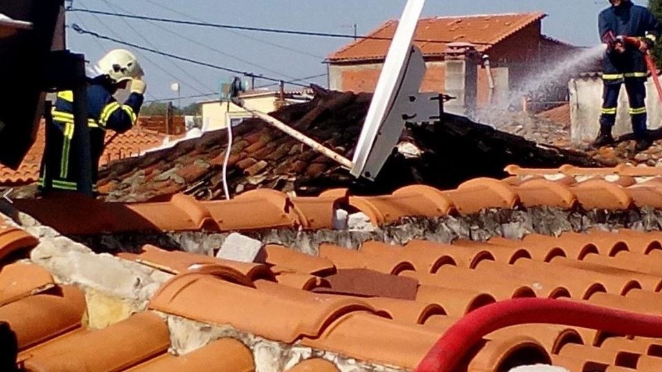 Στις φλόγες τυλίχθηκε το σπίτι οκταμελούς οικογένειας – ΦΩΤΟ