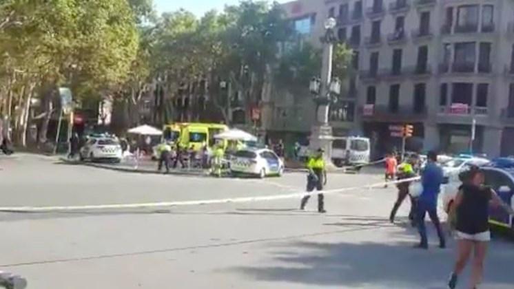Διέφυγε ο οδηγός του βαν που έπεσε πάνω σε πεζούς στη Βαρκελώνη
