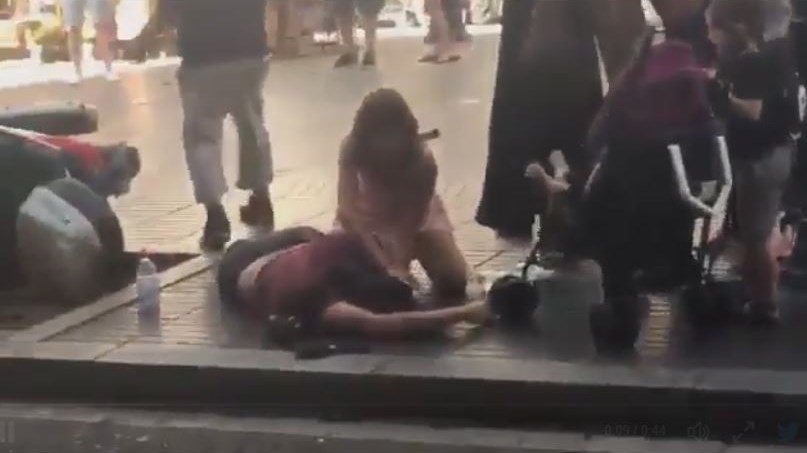 ΒΙΝΤΕΟ – σοκ με τους τραυματίες από την επίθεση στη Βαρκελώνη – ΤΩΡΑ