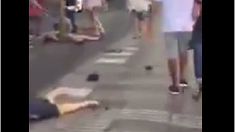 Νέο σοκαριστικό ΒΙΝΤΕΟ – Η φρίκη μετά την τρομοκρατική επίθεση στη Βαρκελώνη