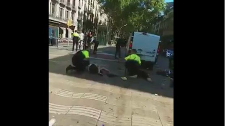 Νέο ΒΙΝΤΕΟ σοκ δευτερόλεπτα μετά το τρομοκρατικό χτύπημα στη Βαρκελώνη – ΣΚΛΗΡΕΣ ΕΙΚΟΝΕΣ