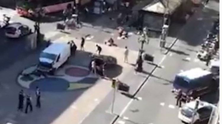 ΒΙΝΤΕΟ από τη στιγμή που η αστυνομία περικυκλώνει το λευκό βαν στη Βαρκελώνη