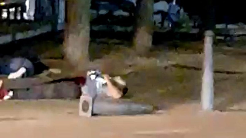 Συγκλονιστικό ΒΙΝΤΕΟ-ΝΤΟΚΟΥΜΕΝΤΟ: Πολίτες πλησιάζουν τα πτώματα των νεκρών τρομοκρατών