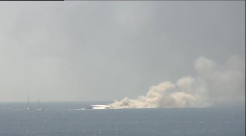 Οι πρώτες εικόνες από τη φωτιά σε θαλαμηγό ανοιχτά της μαρίνας Αλίμου – ΦΩΤΟ – ΤΩΡΑ