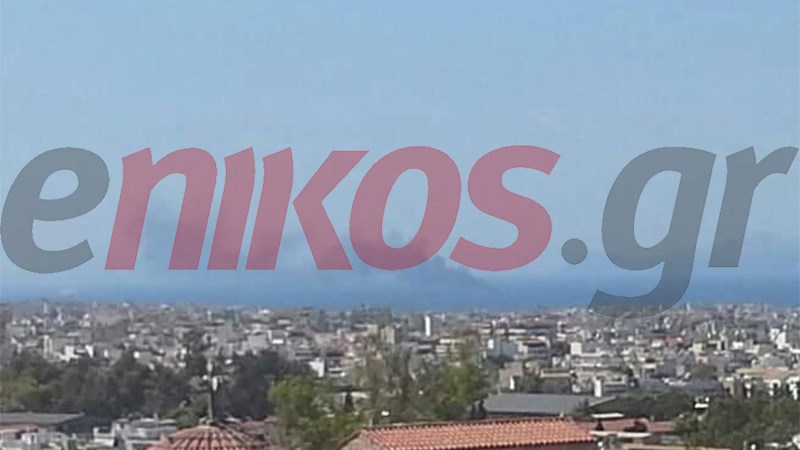Οι καπνοί από τη φωτιά στη θαλαμηγό όπως φαίνονται από τον Βύρωνα – ΦΩΤΟ αναγνώστη