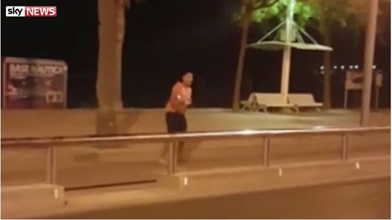 Η στιγμή που Ισπανοί αστυνομικοί σκοτώνουν έναν από τους 5 τρομοκράτες – Σκληρές εικόνες – ΒΙΝΤΕΟ