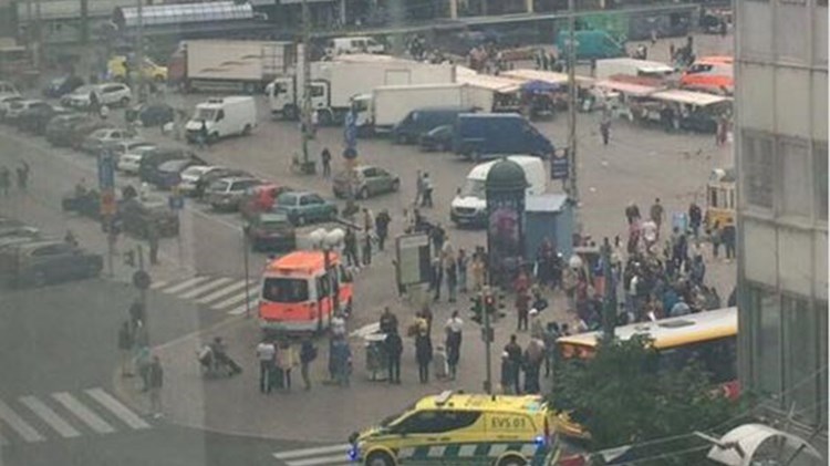 ΒΙΝΤΕΟ – ντοκουμέντο από την επίθεση με μαχαίρι στη Φινλανδία – Φώναζε “Αλλάχ Άκμπαρ” ο δράστης