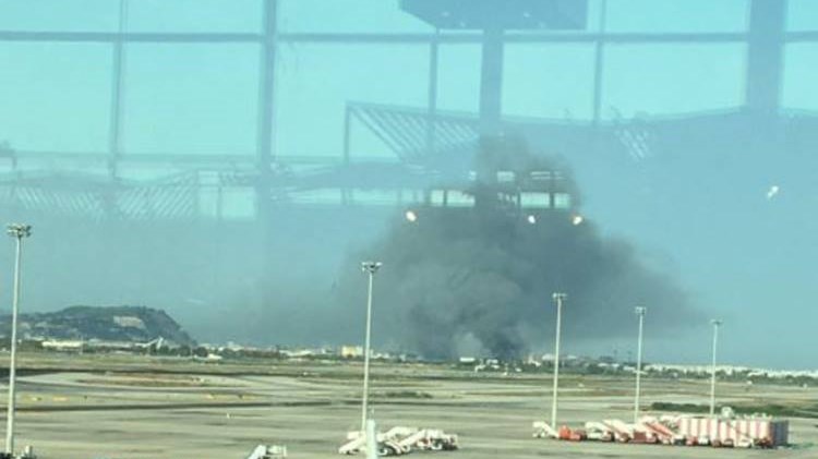 Φωτιά στο αεροδρόμιο της Βαρκελώνης – ΦΩΤΟ
