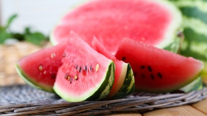 Δείτε πώς μπορείτε να κόψετε γρήγορα και εύκολα ένα καρπούζι – ΒΙΝΤΕΟ