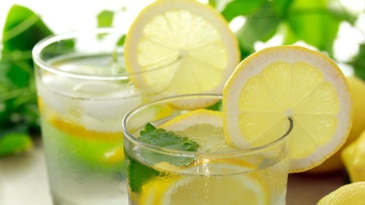 5 καλοί λόγοι για να ξεκινάς την ημέρα σου με χυμό λεμονιού και νερό