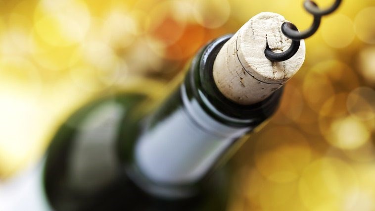 Πέντε τρόποι να ανοίξεις ένα μπουκάλι κρασί χωρίς ανοιχτήρι